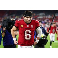 Les Buccaneers de Tampa Bay décident de porter à nouveau leur maillot blanc rétro fondateur pour la nouvelle saison Les Buccaneers de Tampa Bay décident de porter à nouveau leur maillot blanc rétro fondateur pour la nouvelle saison
